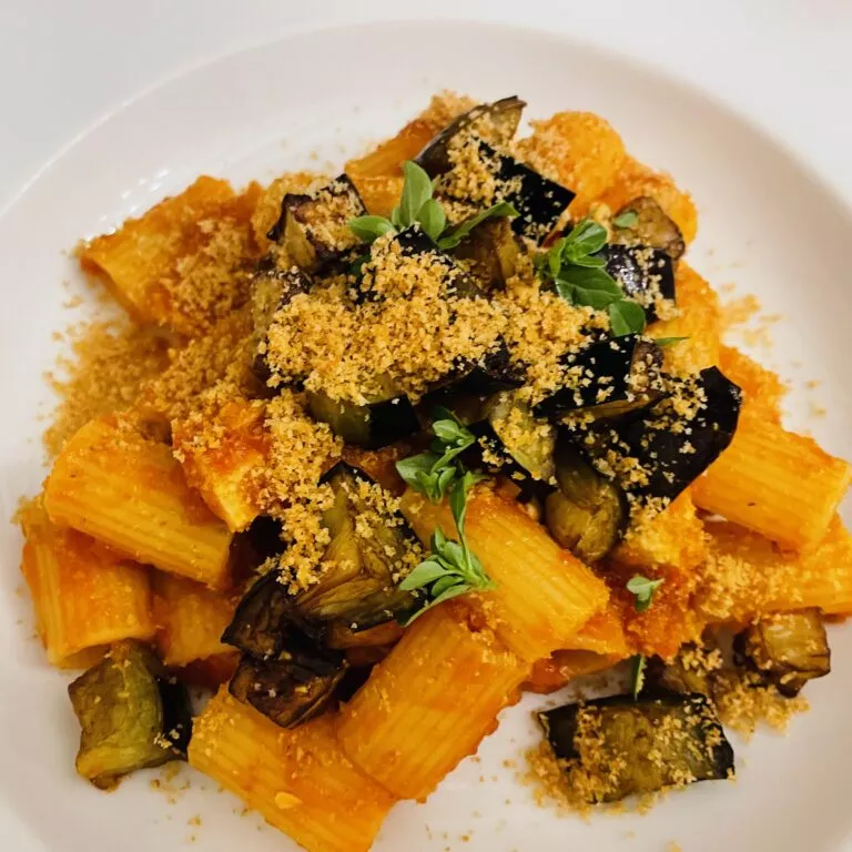 Mezze maniche con pesce spada e melanzane fritte